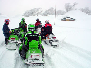 やっとです。トイレの屋根まで雪があります。 DSC07624.jpg