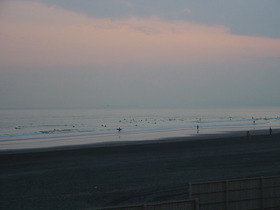 サーファーと茅ヶ崎のえぼし岩 DSC08781.jpg